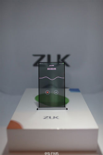 ZUK از نسخه‌ی اولیه یک گوشی با نمایشگر شفاف رونمایی کرد 