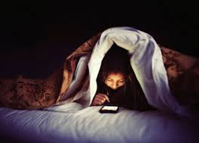 استفاده از گوشی های هوشمند قبل از خواب و عواقب آن
